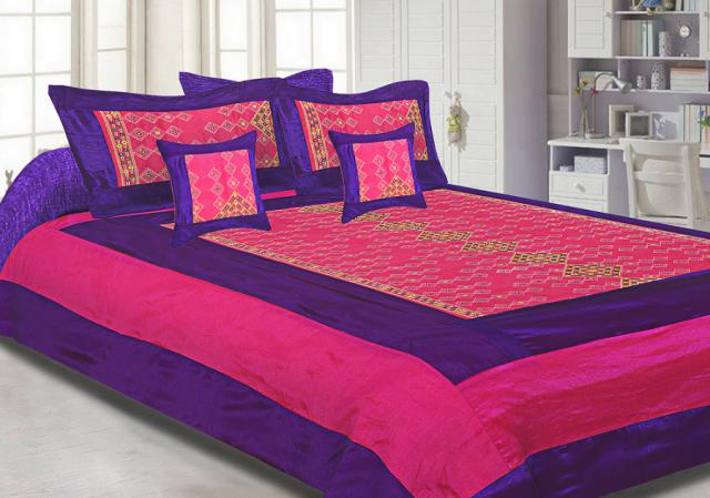 Unique Color Combination of Bed Sheets and Quilts